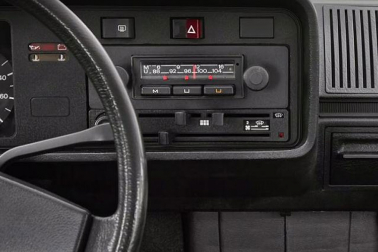 Kako se mijenjao radio u automobilu tokom 40 godina
