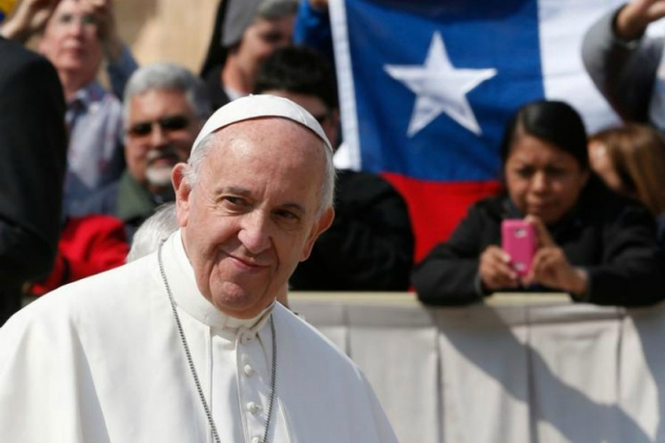 Vandali zapalili autobus u Čileu zbog pape