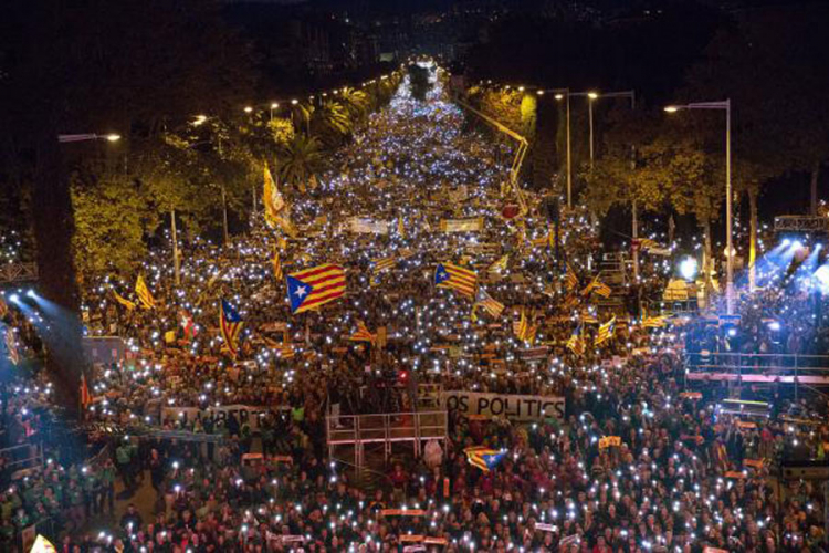 Stotine hiljada ljudi na ulicama Barselone traži oslobađanje separatista