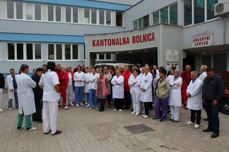 Zaposleni u Kantonalnoj bolnici u Bihaću okupljanjem traže odobrenje za kredit