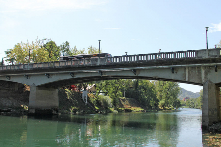 Preminuo muškarac koji je skočio sa gradskog mosta u Vrbas