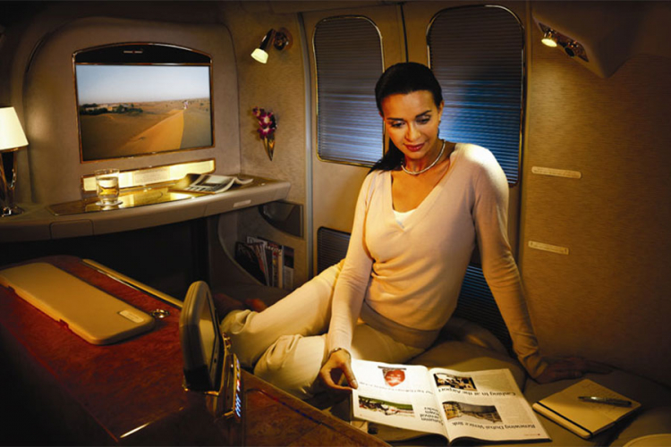 Biznis klasa u Boeingu 777: Gurmanska večera i TV od 32 inča