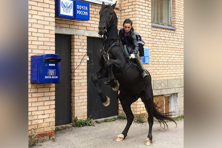 Ruska poštarka na konju opčinila Kineze