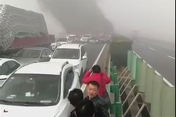 U lančanom sudaru u Kini 18 poginulih
