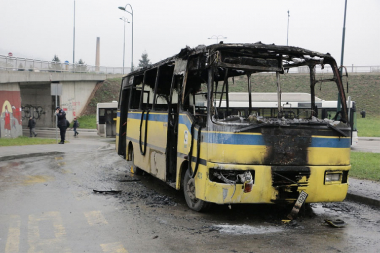 Zapalio se minibus na autobuskom stajalištu u Sarajevu