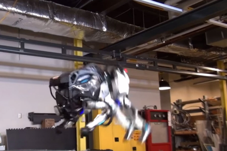 Humanoidni robot "naučio" da pravi salto unazad