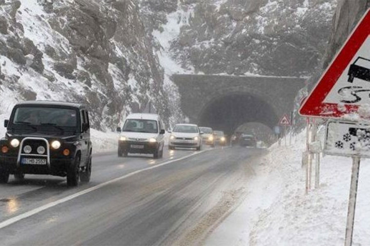 Vozači oprez: Moguća poledica, na Čemernu padao snijeg