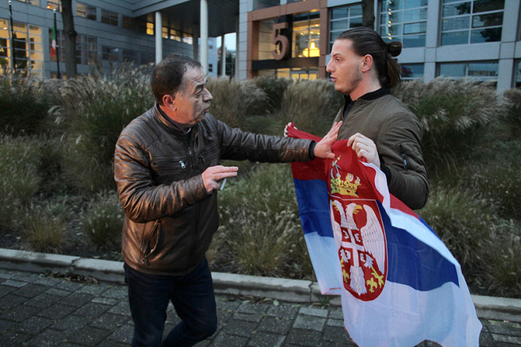 "Raširio sam zastavu jer Srbi ne mogu biti jedini krivci"