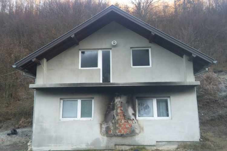 Napad na povratničku porodicu kod Banovića: Ubacili im kamen u sobu dok su spavali