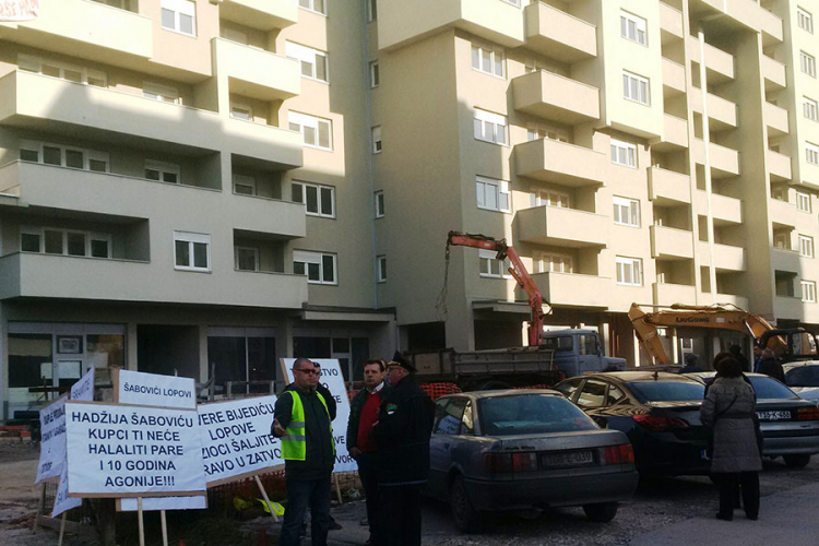 Kupci stanova opet protestovali u Tuzli: Jedna garaža prodavana po tri puta