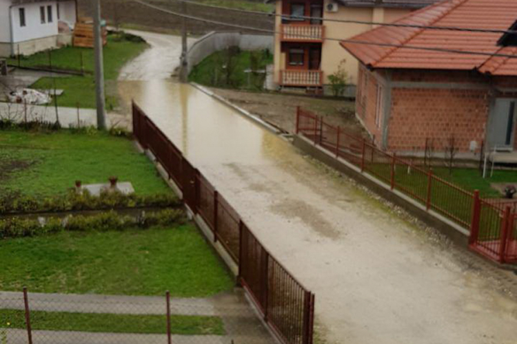 Kiša napravila probleme mještanima Petrićevca: Voda im ne da da uđu u dvorišta