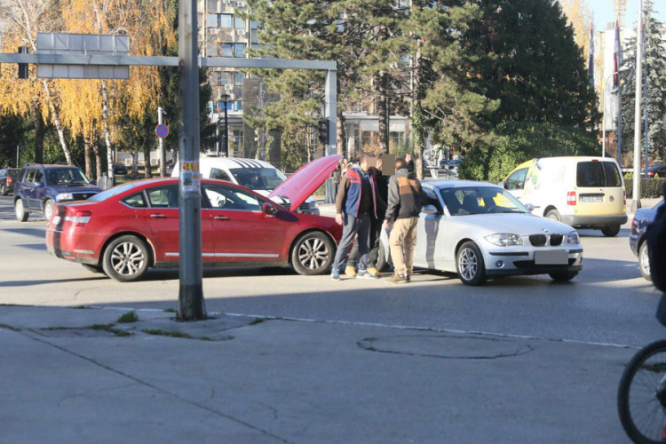 Sudar Citroena i BMW-a kod Narodnog pozorišta RS u Banjaluci