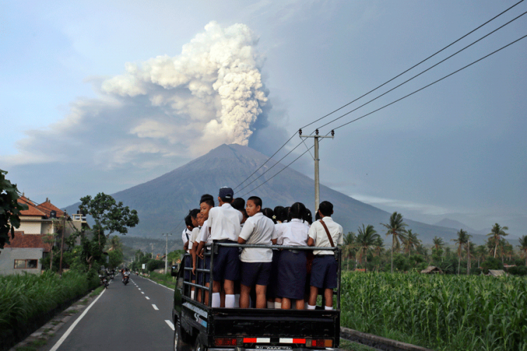 Aerodrom na Baliju zatvoren zbog vulkana, turisti zaglavljeni