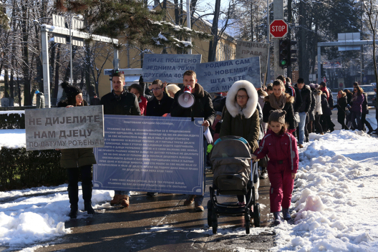 Mirni protest u Banjaluci: Porodilje žele naknadu od 405 KM