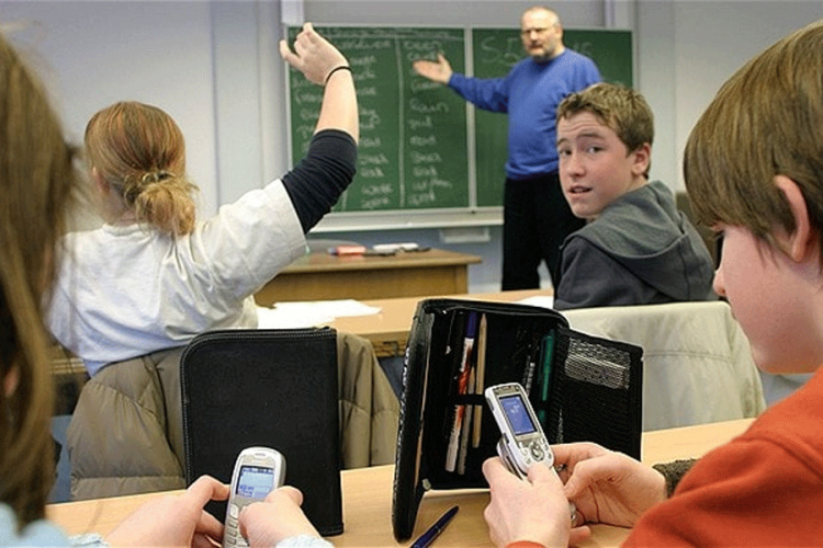 Francuska zabranjuje đacima mobilne telefone u školama