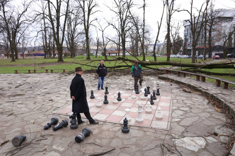 Vjetar nosi sve u Banjaluci, a oni igraju šah