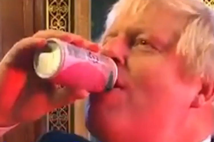 Boris Džonson pije sok iz Fukušime
