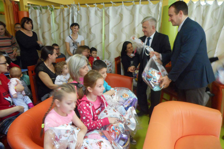 Čubrilović uručio paketiće djeci u Zotoviću