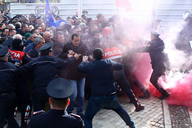 Sukob policije i pristalica opozicije u Tirani, ima povrijeđenih