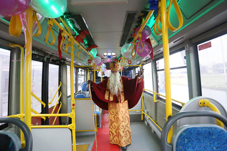Sveti Nikola dijelio poklone putnicima u autobusu