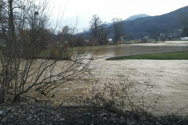 Padavine donijele probleme u Kiseljaku: Izlila se rijeka Lepenica, poplavljena naselja
