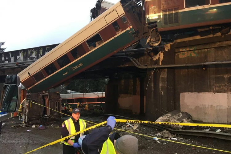 Voz iskočio iz šina, šest osoba poginulo, 77 povrijeđeno