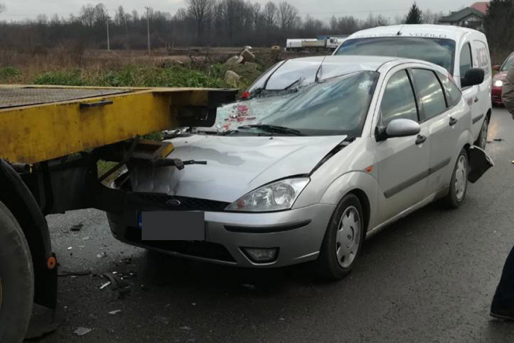 Dvoje povrijeđeno u sudaru dva auta i kamiona u Dragočaju