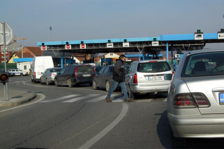 Na graničnim prelazima pojačan intenzitet saobraćaja
