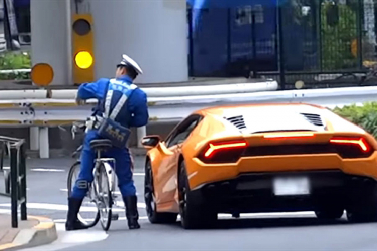 Policajac na biciklu lovio bahatog vozača Lamborghinija
