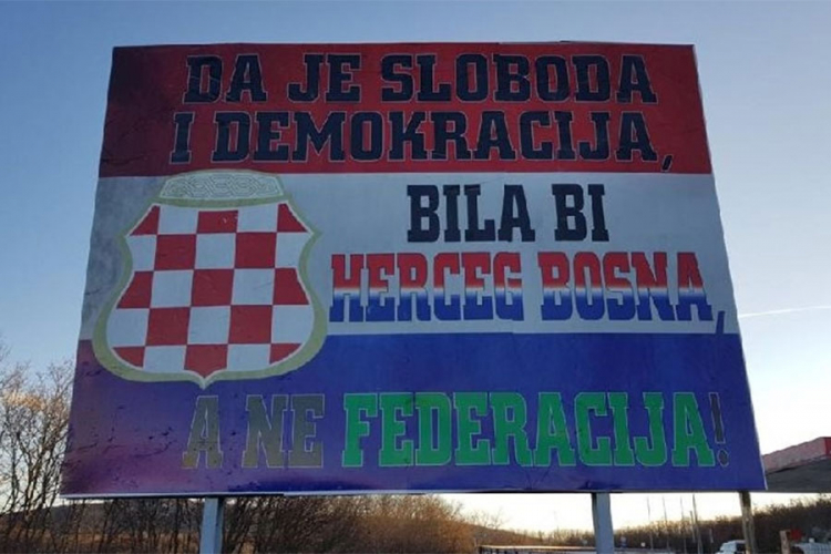 Na graničnom prelazu plakat "Dobrodošli u Herceg-Bosnu"