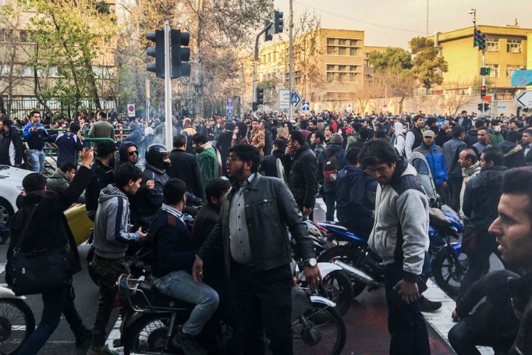 Haos na ulicama Teherana, protesti protiv vlasti treći dan zaredom