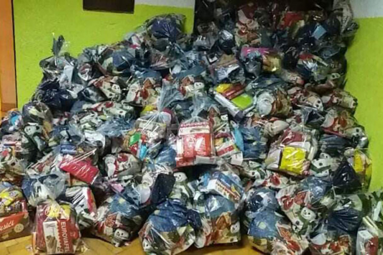 Srednjoškolci donirali više od 1.500 novogodišnjih paketića