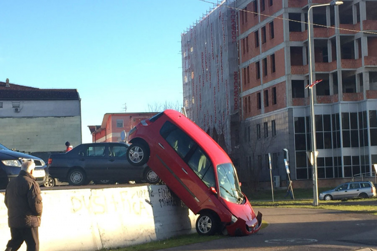 Neobičan prizor u Banjaluci: Automobil sletio sa parkinga?