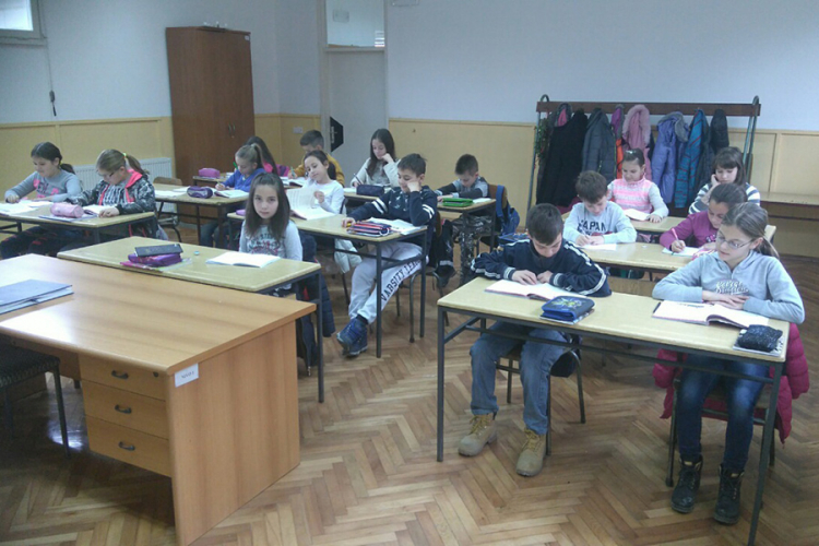 Đaci u sređenim i toplim učionicama OŠ 'Sveti Sava' u Pavlovcu