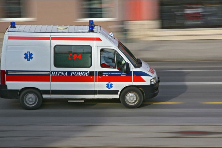 Pacijent ispao iz vozila Hitne pomoći i poginuo