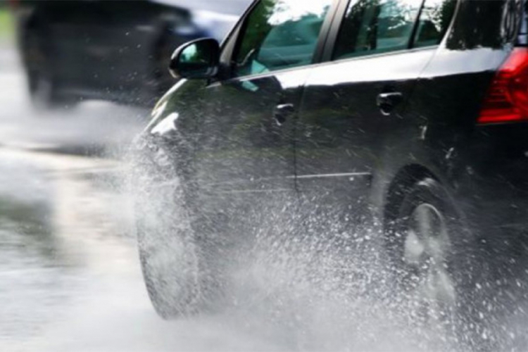 Vozači oprez, mokri i klizavi kolovozi