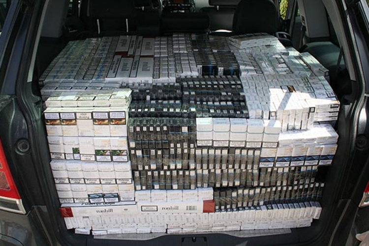 U kediju pronađeno skoro 14.000 kutija cigara, traga se za vlasnikom
