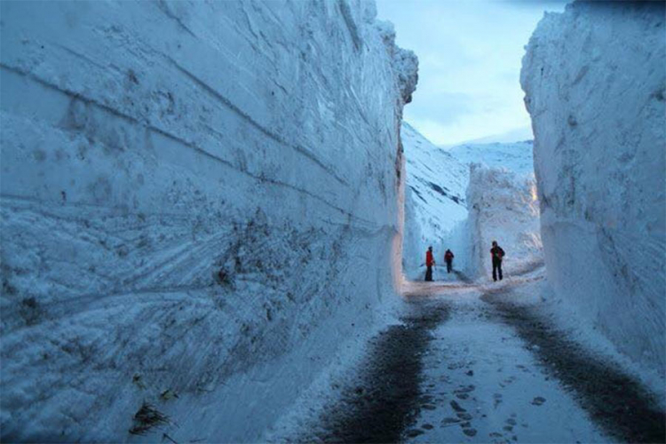 Probijen put kroz sedam metara visok snijeg u Alpima