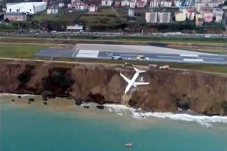 Putnički avion u Turskoj prilikom slijetanja na aerodromsku pistu završio u provaliji