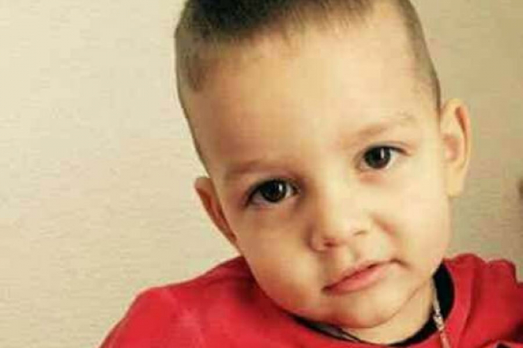 Trogodišnji Alija Pivić iz Bihaća mora na operaciju da bi čuo