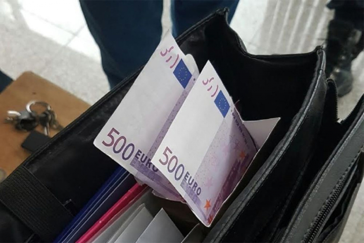 Državljanin BiH i Srbije preko granice pokušao prenijeti 15.450 evra