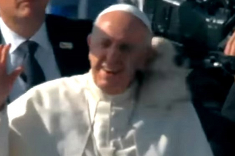 Papa Franjo pogođen u glavu tokom vožnje kroz Čile