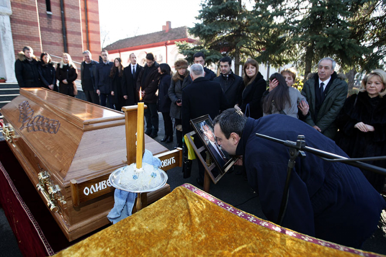 Građani odaju poštu Ivanoviću na beogradskom Novom groblju