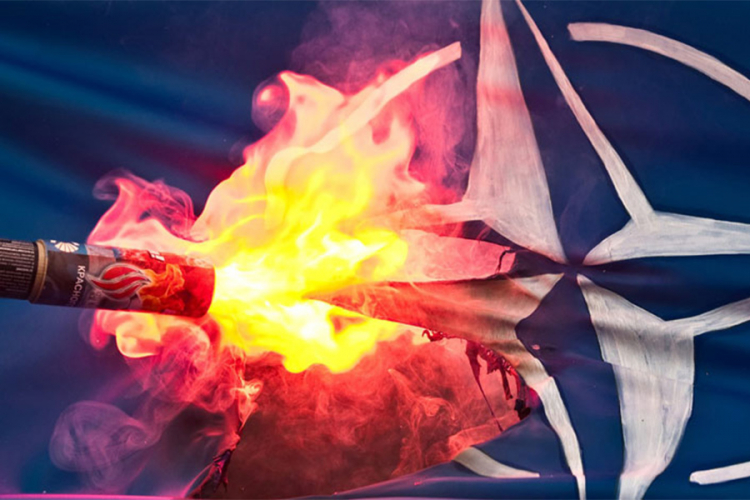 U Skoplju zapaljena zastava NATO