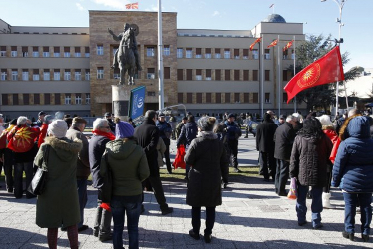 Na protestima u Skoplju zapaljena zastava EU, protesti i u Grčkoj