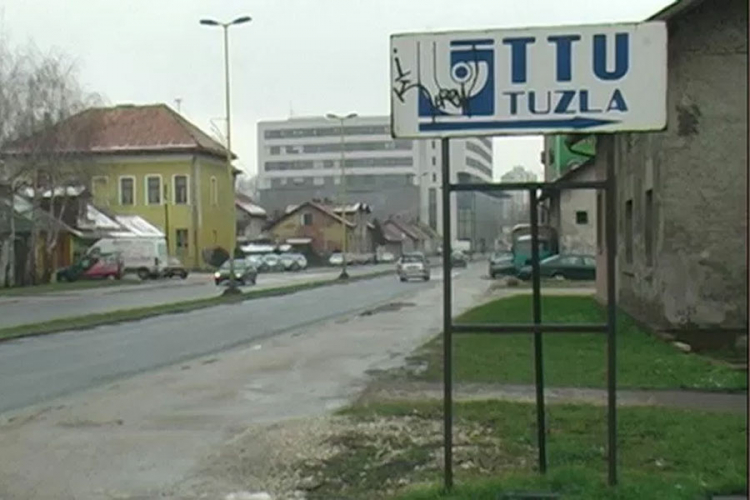 Bivši radnik TTU iz Tuzle se popeo na zgradu, intervenisala policija