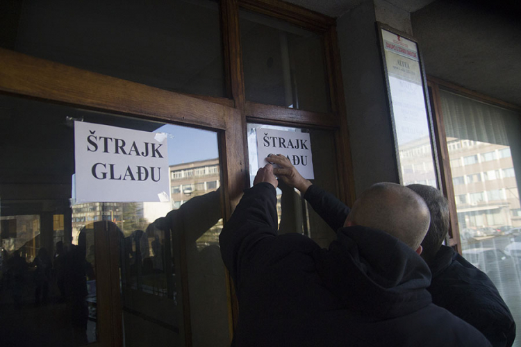 Radnici Željezare Zenica stupili u štrajk glađu