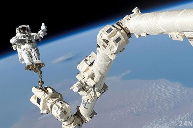 Astronauti postavljaju novu šaku na robotskoj ruci