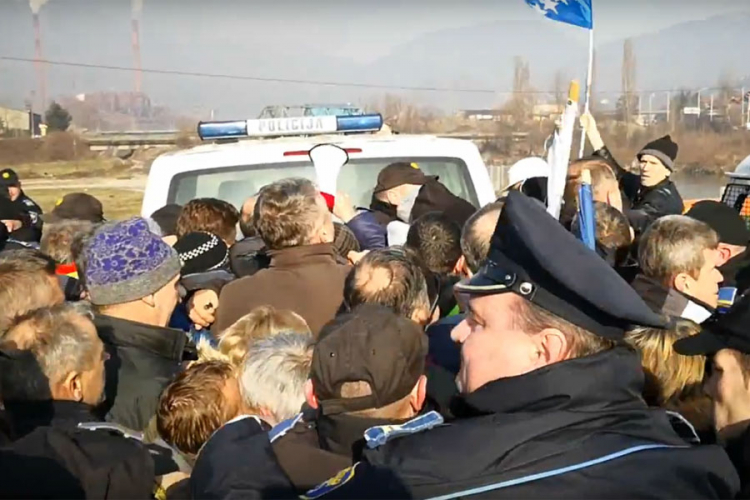 Radnici Željezare Zenica se naguravali s policijom, ima povrijeđenih
