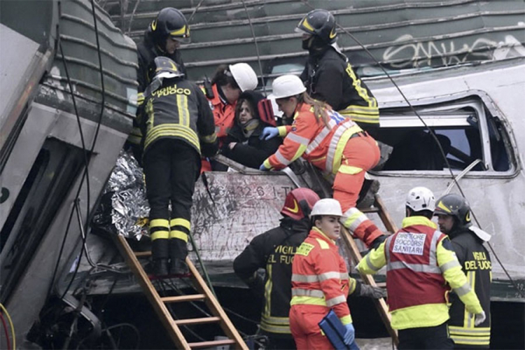 Voz ispao iz šina u Italiji, poginulo troje